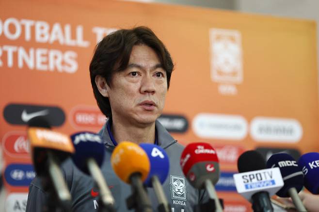 홍명보 대한민국 축구대표팀 감독이 2일 인천국제공항 제1터미널을 통해 이라크로 출국하기 앞서 인터뷰를 하고 있다. 사진=연합뉴스