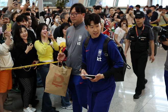 축구대표팀 주장 손흥민이 2일 인천국제공항 제1터미널을 통해 이라크로 출국하고 있다. 축구대표팀은 이날 전세기를 타고 이라크로 이동, 6일 이라크를 상대로 2026 국제축구연맹(FIFA) 북중미 월드컵 아시아 3차 예선 B조 9차전을 치른다. 사진=연합뉴스