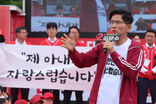국민의힘 김문수 대선 후보가 2일 오전 제주시 동문로터리에서 유세를 하고 있다. (사진 = 연합뉴스)