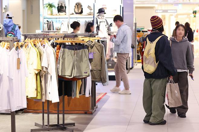 서울 중구에 위치한 백화점에서 쇼핑하는 시민들 모습. (사진=연합뉴스)