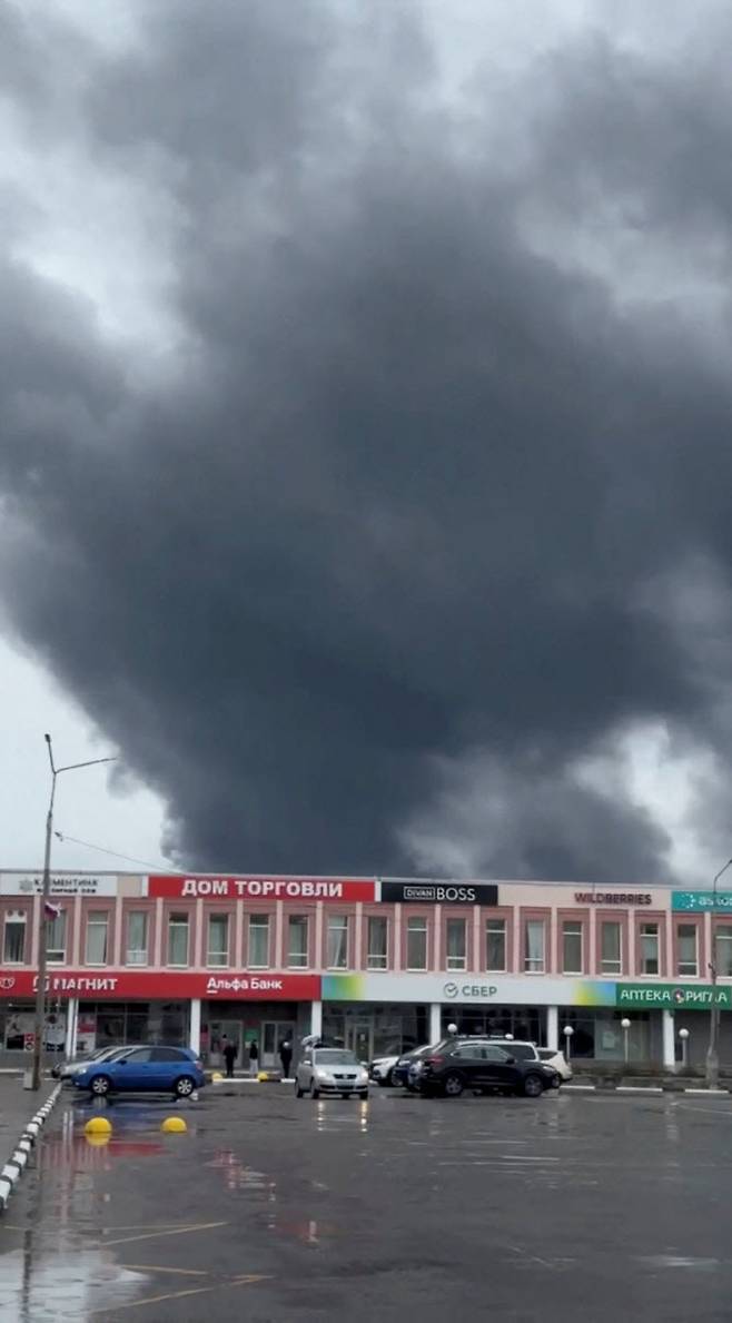 우크라이나가 드론 공격을 밝힌 가운데, 러시아에 위치한 무르만스크 지역에서 연기가 피어오르고 있다. (사진=로이터)