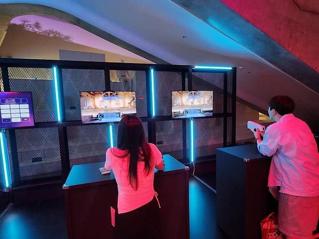 - 마우스가 아닌&nbsp;라이트 건을 이용해 사격장을 즐기는 이색 코너도 마련돼 있다&nbsp;