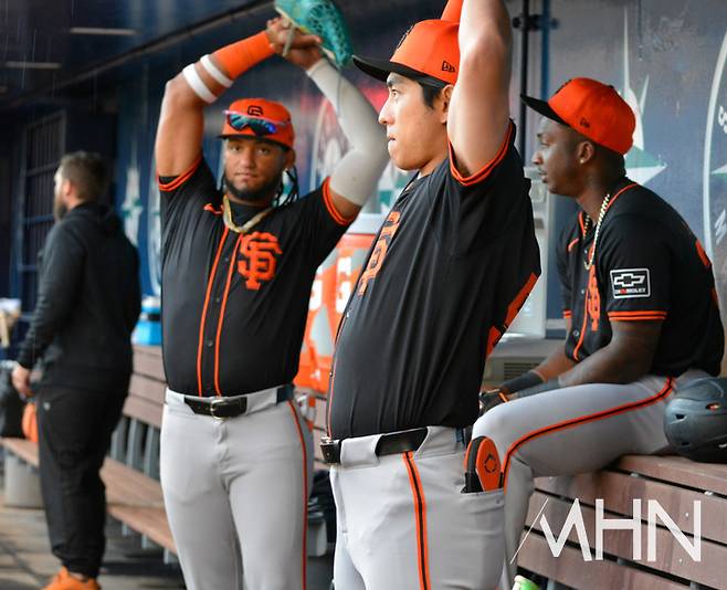 (루이스 마토스(왼쪽)와 이정후가 경기 전 더그아웃에서 스트레칭을 하고 있다)