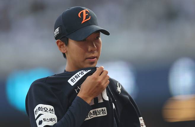 1일 NC와 경기에 선발투수로 나섰던 한화 황준서가 마운드에서 내려오고 있다.