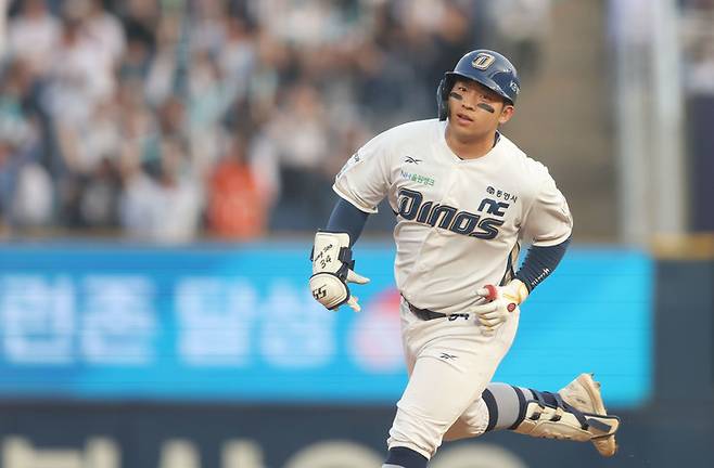 1일 창원NC파크에서 열린 한화와 경기에서 6회말 만루홈런을 치고 그라운드를 도는 NC 오영수