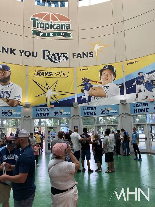 (탬파베이 시절 최지만은 팀을 대표하는 주전이자 인기선수였다. 그의 대형사진이 탬파베이 홈구장 '트로피카나 필드' 입구에 걸려 있었을 정도였다)