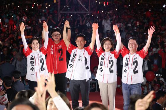 김문수 국민의힘 대선 후보가 2일 서울시청 앞 서울광장에서 열린 피날레 유세에서 지지를 호소하고 있다. 오른쪽부터 안철수, 나경원 의원, 김 후보, 한동훈 전 대표. 〈사진=공동취재, 연합뉴스〉