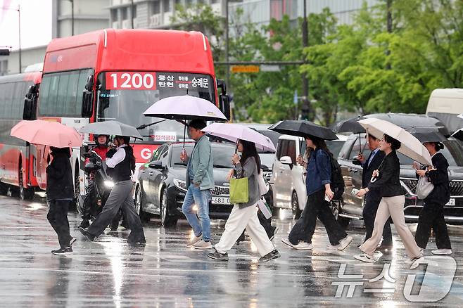 우산을 쓴 시민들이 퇴근길 발걸음을 재촉하고 있다. /뉴스1 ⓒ News1 민경석 기자