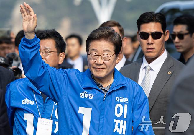 이재명 더불어민주당 대통령 후보가 1일 오전 울산 동구 일산해수욕장 로터리에서 열린 유세에 도착하고 있다. 2025.6.1/뉴스1 ⓒ News1 이재명 기자