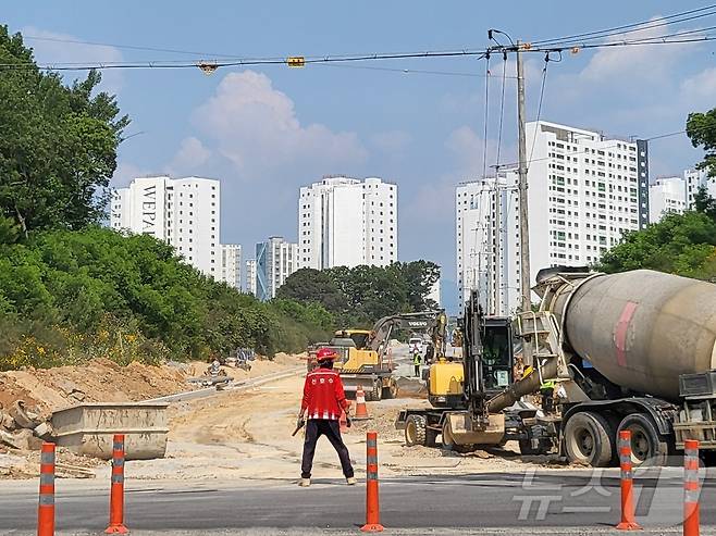 29일 광주 서구 금호동 '위파크 마륵공원' 아파트와 주요 도로인 U대회도로를 연결하는 왕복 4차로 공사가 진행 중이다. 230m가 군사시설제한보호구역에 포함돼 있어 도로를 개설하기 위해서는 공군본부(제1전투비행단)의 동의를 받아야 하지만 동의를 받지 못한 채 불법으로 추진되고 있다.2025.5.30/뉴스1