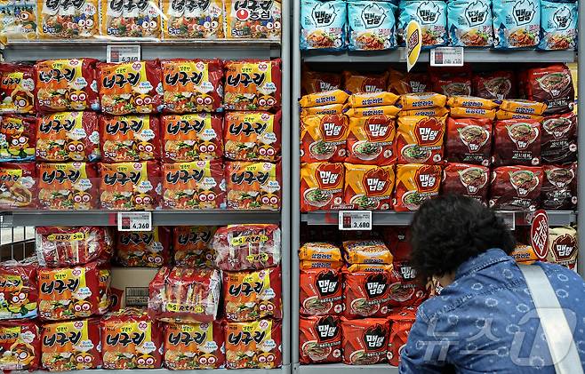 서울 시내 한 대형마트에 진열된 라면. /뉴스1 ⓒ News1