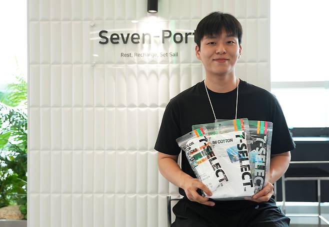 이서훈 세븐일레븐 세븐콜렉트팀 패션 담당 MD가 의류 PB 상품을 소개하고 있다(세븐일레븐 제공).