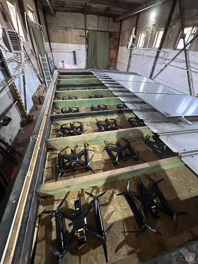우크라이나 보안당국이 배포한 우크라이나 전투용 드론 모습. 우크라이나는 러시아 영토 내에 몰래 들여놓은 드론으로 러시아 4개 공군기지를 공격해 폭격기 41대를 파괴했다고 발표했다. 2025.06.01. ⓒ AFP=뉴스1