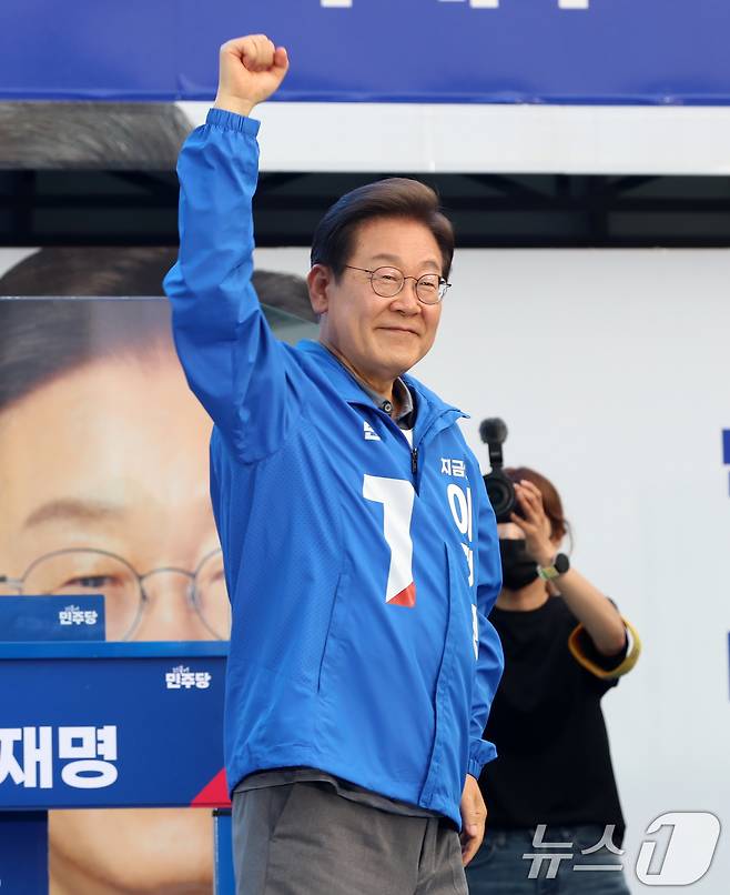 이재명 더불어민주당 대통령 후보가 1일 오후 부산 동구 부산역 광장에서 열린 유세에서 시민들에게 지지를 호소하고 있다. 2025.6.1/뉴스1 ⓒ News1 윤일지 기자