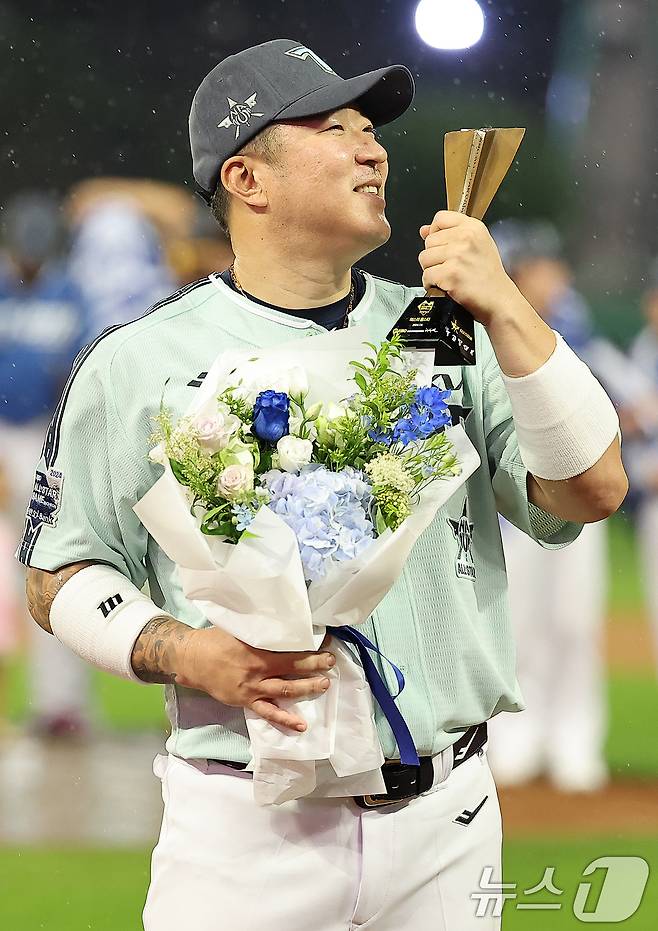 6일 오후 인천시 미추홀구 문학동 SSG랜더스필드에서 열린 '2024 신한 SOL Bank KBO 올스타전’ 나눔 올스타와 드림 올스타의 경기, 4대2로 승리한 나눔 올스타 KIA 최형우가 역대 최고령 올스타전 MVP에 선정된 뒤 트로피에 입을 맞추고 있다. 2024.7.6/뉴스1 ⓒ News1 김진환 기자