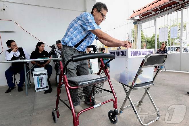 1일(현지시간) 멕시코 할리스코주 과달라하라의 투표소에서 유권자들이 판사 선출 투표를 하고 있다.  ⓒ AFP=뉴스1