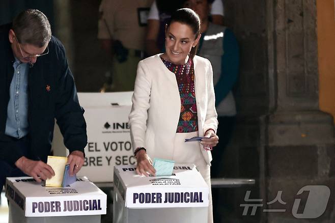 클라우디아 셰인바움 멕시코 대통령이 1일(현지시간) 멕시코 멕시코시티 투표소에서 판사 선출 투표를 하고 있다.  ⓒ AFP=뉴스1