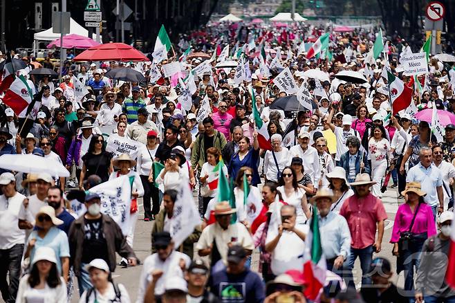1일(현지시간) 멕시코시티 레포르마 거리에서 시민들이 판사 선거 반대 시위를 하고 있다.ⓒ 로이터=뉴스1