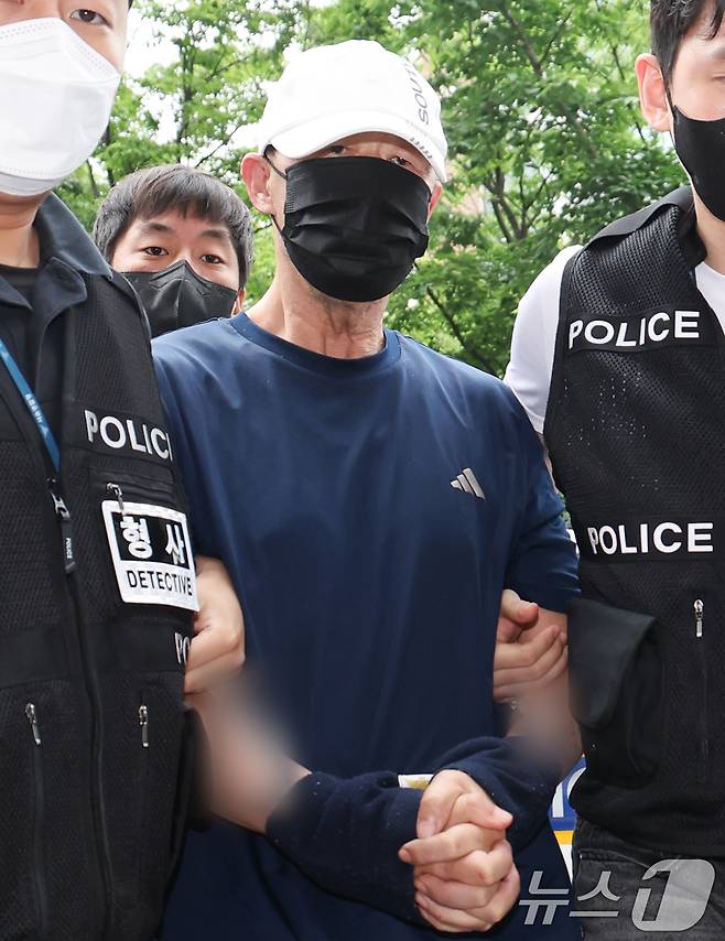 운행 중인 서울지하철 5호선 열차에서 불을 지른 원 모 씨가 2일 서울 양천구 서울남부지법에서 열린 구속 전 피의자 심문(영장실질심사)에 출석하고 있다. 원 모 씨는 지난달 31일 서울 여의나루역과 마포역 사이 터널 구간을 달리던 열차 안에서 인화성 액체를 뿌린 뒤 옷가지에 불을 붙여 방화한 혐의를 받는다. 2025.6.2/뉴스1 ⓒ News1 허경 기자