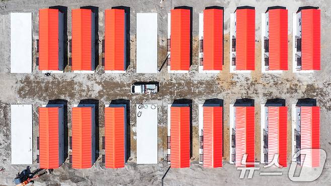 12일 초대형산불피해지역인 경북 영덕군 화수리에 이재민들이 사용할 조립식 주택이 설치되고 있다. 영덕군은 5월 말까지 500여동에 대한 설치를 마친 후 이재민들을 순차적으로 입주시킬 계획이다. (독자제공, 제판매 및 DB 금지) 2025. 5.12/뉴스1 2025.5.12/뉴스1 ⓒ News1 최창호 기자