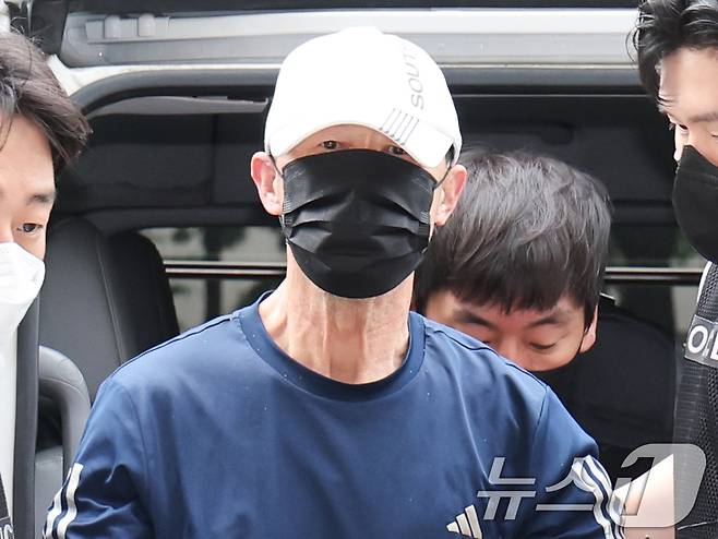 운행 중인 서울지하철 5호선 열차에서 불을 지른 원 모 씨가 2일 서울 양천구 서울남부지법에서 열린 구속 전 피의자 심문(영장실질심사)에 출석하고 있다.2025.6.2/뉴스1 ⓒ News1 허경 기자