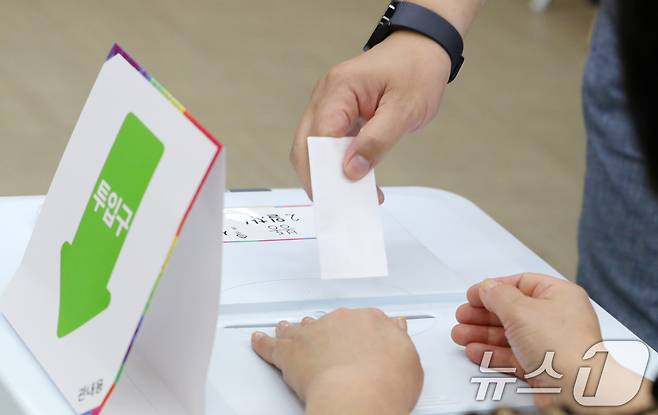 제21대 대통령 선거 사전 투표 둘째 날인 30일 전북 완주군 봉동읍행정복지센터에 마련된 사전투표소에서 한 유권자가 투표를 하고 있다. 2025.5.30/뉴스1 ⓒ News1 유경석 기자