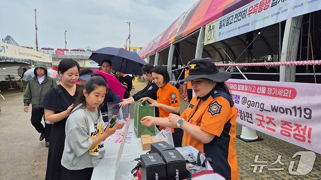 강원특별자치도 소방본부.‘2025 강릉단오제’서 차량용 소화기 비치 홍보 캠페인 진행.(도소방본부 제공, 재판매 및 DB금지)