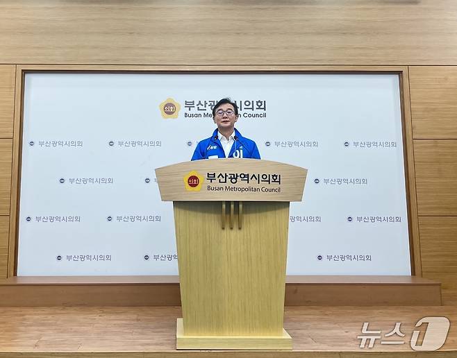 2일 오후 전재수 더불어민주당 부산총괄선대위원장이 부산시의회에서 지지를 호소하는 기자회견을 하고 있다.2025.6.2/뉴스1 ⓒ News1 장광일 기자