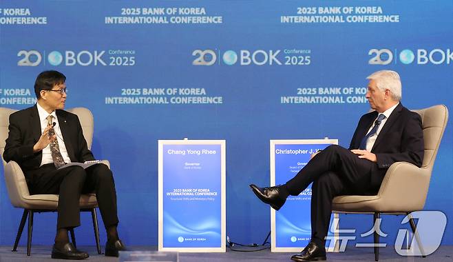 이챵용 한국은행 총재와 크리스토퍼 월러 미국 연방준비제도 이사가 2일 오전 서울 중구 한국은행 신축별관 컨퍼런스홀에서 열린 'BOK 국제컨퍼런스'에서 대담을 하고 있다. 올해 주제는 '경제 구조 변화와 통화정책'로 미국의 경제 전망과 물가안정목표제, 인구구조 및 재정, 기후변화 , AI 기술이 통화정책에 미치는 영향에 대해 논의된다. 2025.6.2/뉴스1 ⓒ News1 김명섭 기자