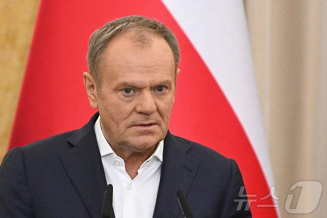 17일(현지시간) 우크라이나 비우를 방문한 도날트 투스크 폴란드 총리가 볼로디미르 젤렌스키 우크라이나 대통령과 공동 기자회견을 하고 있다. 2024.12.17/ ⓒ AFP=뉴스1 ⓒ News1 권진영 기자