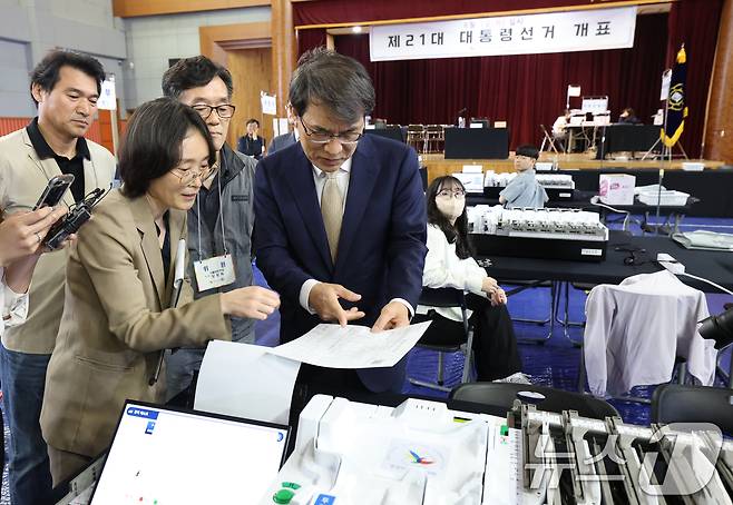 제21대 대통령선거를 하루 앞둔 2일 오후 노태악 중앙선거관리위원회 위원장이 경기 안양시 만안구 덕천초등학교에 마련된 개표소에서 투표지분류기 모의시험을 참관하고 있다. 2025.6.2/뉴스1 ⓒ News1 김영운 기자