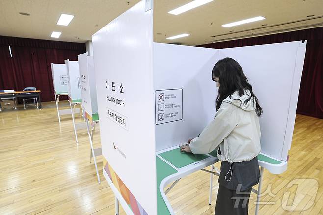 제21대 대통령 선거 본투표를 하루 앞둔 2일 서울 용산구 청파로 청파도서관·청파동자치회관 별관 대강당에 마련된 청파동 제1투표소에서 선관위 관계자가 투표소 설치 작업을 하고 있다. (공동취재) 2025.6.2/뉴스1 ⓒ News1 박정호 기자