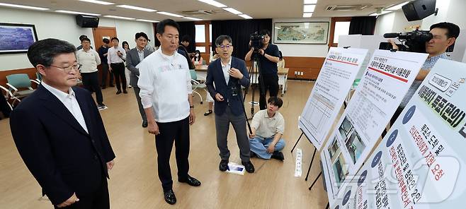 오세훈 서울시장이 2일 오후 서울 중구 필동주민센터를 찾아 본투표소 설치 현황 점검을 하고 있다. (공동취재) 2025.6.1/뉴스1 ⓒ News1 신웅수 기자