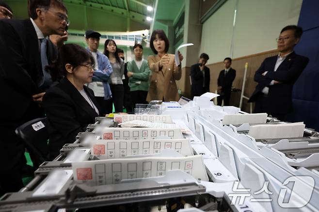 공정선거참관단이 2일 오후 서울 강북구 강북웰빙스포츠센터에 마련된 개표소에서 투표지분류기 모의시험을 살펴보고 있다. 2025.6.2/뉴스1 ⓒ News1 황기선 기자