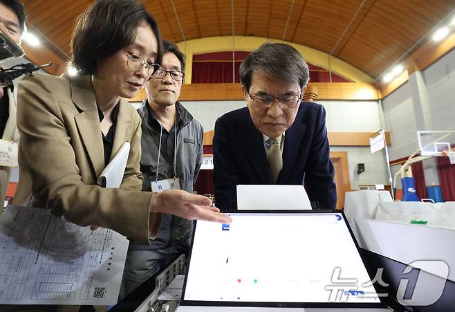 제21대 대통령선거를 하루 앞둔 2일 오후 노태악 중앙선거관리위원회 위원장이 경기 안양시 만안구 덕천초등학교에 마련된 개표소에서 투표지분류기 모의시험을 참관하고 있다. 2025.6.2/뉴스1 ⓒ News1 김영운 기자