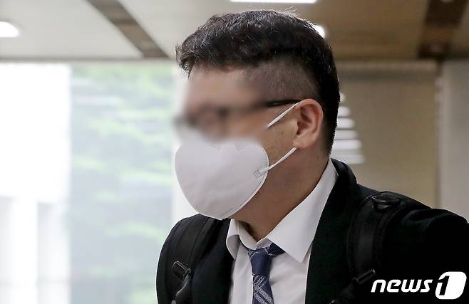 정영학 회계사가 지난 2023년 6월 8일 오전 서울 서초구 중앙지법에서 열린 김용 전 민주연구원 부원장의 불법 대선 자금 수수 혐의 1심 속행 공판에 증인 출석하고 있다./뉴스1 ⓒ News1 장수영 기자