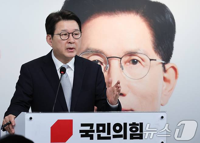 신동욱 국민의힘 선거대책본부 대변인단 단장이 23일 오전 서울 여의도 당사에서 선거대책위원회 백브리핑을 하고 있다. 2025.5.23/뉴스1 ⓒ News1 안은나 기자