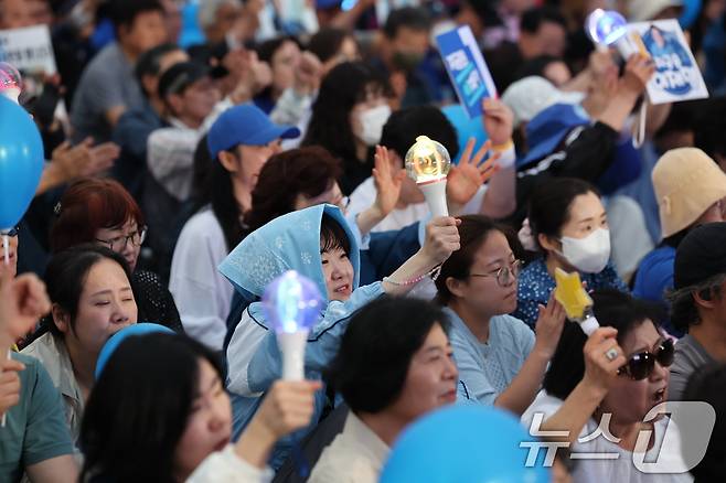 제21대 대통령선거를 하루 앞둔 2일 오후 서울 영등포구 여의도공원에서 열린 이재명 더불어민주당 대통령 후보의 마지막 유세 현장에서 지지자들이 응원봉을 들고 환호하고 있다. 2025.6.2/뉴스1 ⓒ News1 이재명 기자
