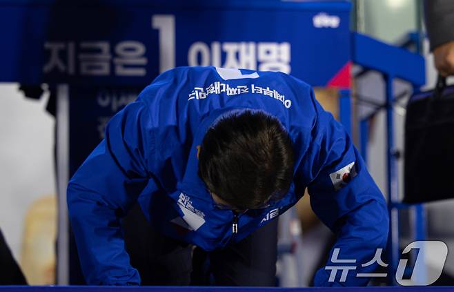 이재명 더불어민주당 대통령 후보가 제21대 대통령선거를 하루 앞둔 2일 오후 서울 영등포구 여의도공원에서 열린 마지막 유세에서 시민들에게 큰절을 하고 있다. 2025.6.2/뉴스1 ⓒ News1 이재명 기자