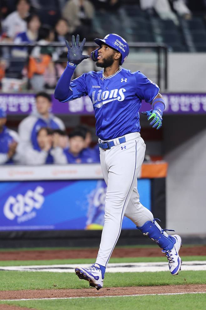 삼성 디아즈가 7일 대전 한화생명 볼파크에서 열린 2025 KBO리그 한화전에서 9회초 3점포를 터뜨린 후 베이스를 돌고 있다. 사진 | 삼성 라이온즈