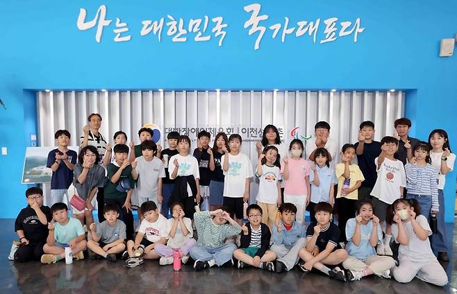 2025 드림패럴림픽 정규프로그램 1차수에 참가한 학생들이 이천선수촌에서 기념 촬영을 하고 있다. 사진 | 대한장애인체육회