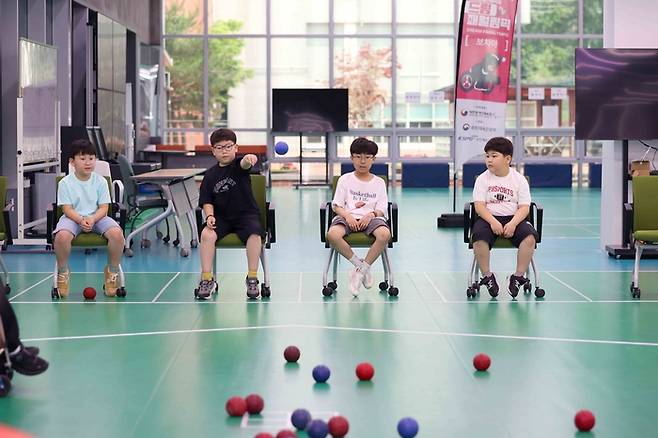 2025 드림패럴림픽 정규프로그램 1차수에 참가한 학생들이 보치아 종목을 체험하고 있다. 사지 | 대한장애인체육회