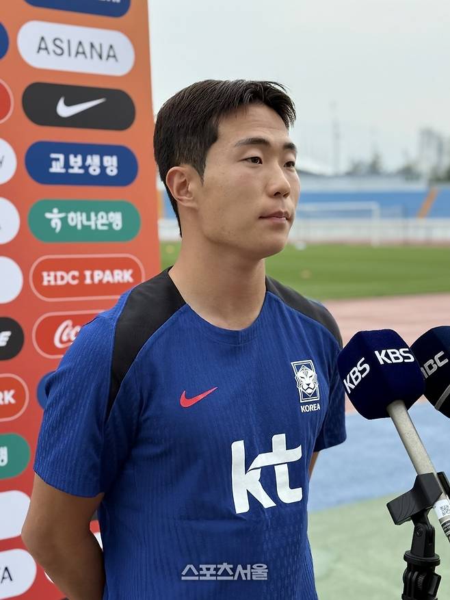 U-22 대표팀 이승원이 2일 원주종합운동장에서 훈련을 앞두고 인터뷰에 임하고 있다. 원주 | 정다워 기자
