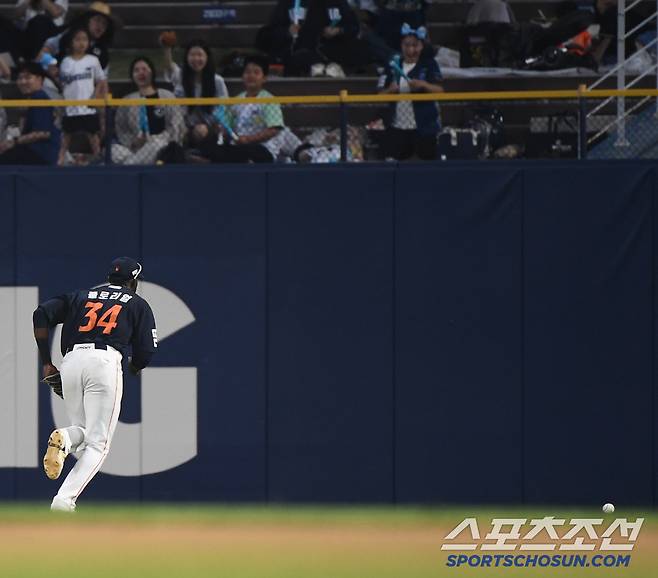 1일 창원 NC파크에서 열린 한화-NC전. 7회말 2사 1, 2루 한석현의 타구를 플로리얼이 판단 미스로 놓치고 있다. 창원=정재근 기자 cjg@sportschosun.com/2025.6.1/