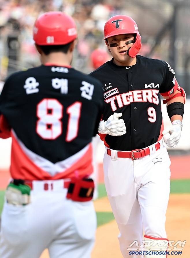 1일 수원KT위즈파크에서 열린 KIA와 KT의 경기, 1회초 KIA 윤도현이 솔로홈런을 치고 기쁨을 나누고 있다. 수원=허상욱 기자wook@sportschosun.com/2025.06.01/