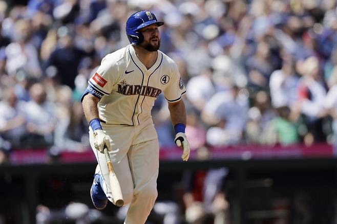 시애틀 매리너스 칼 롤리가 2일(한국시각) 미네소타 트윈스와의 홈게임서 7회말 우월 솔로홈런을 터뜨리고 있다. Imagn Images연합뉴스