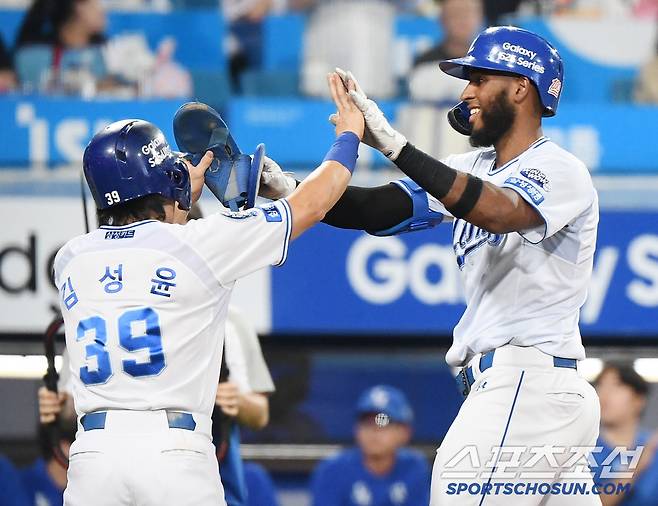 27일 대구 라이온즈파크에서 열린 롯데-삼성전. 7회말 2사 1루 디아즈가 투런포를 친 후 김성윤의 환영을 받고 있다. 대구=정재근 기자 cjg@sportschosun.com/2025.5.27/