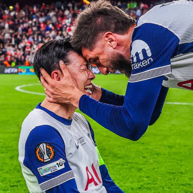 [스포츠조선 강우진 기자]엔제 포스테코글루 감독의 경질 가능성이 커지는 가운데 후임자로 토마스 프랭크 브렌트포드 감독이 거론되고 있다. 감독 교체가 손흥민에게 부정적인 영향을 끼칠 가능성도 있어 무작정 좋아하기에는 이른 상황이다. 

영국 TBR풋볼은 2일(한국시각) "포스테코글루 감독의 후임으로 토트넘이 가장 주목하고 있는 후보는 토마스 프랭크 감독"이라며 "브렌트포드에서 3명을 데려올 수 있다"라고 보도했다. 매체는 이 3명 중에 손흥민을 대체할 수 있는 자원이 포함돼 있다고도 전했다. 즉 프랭크 감독의 영입이 손흥민의 주전경쟁에 악영향을 줄 수 있다는 의미로도 해석된다. 사진=SNS