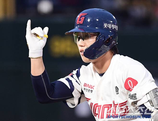 22일 부산 사직야구장에서 열린 KBO리그 롯데와 LG의 경기. 1회 2사 만루. 1타점 적시타 날린 롯데 전민재. 부산=송정헌 기자songs@sportschosun.com/2025.05.22/