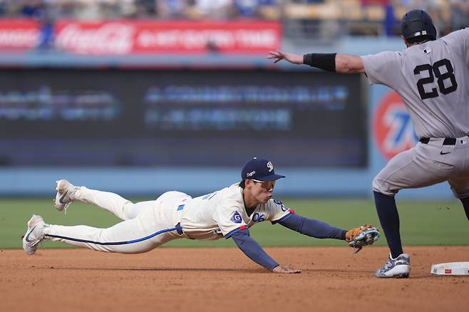 유격수 김혜성이 양키스 요빗 비바스의 직선타를 잡은 뒤 재빨리 2루로 몸을 던져 2루주자 오스틴 웰스도 아웃시키고 있다. AP연합뉴스